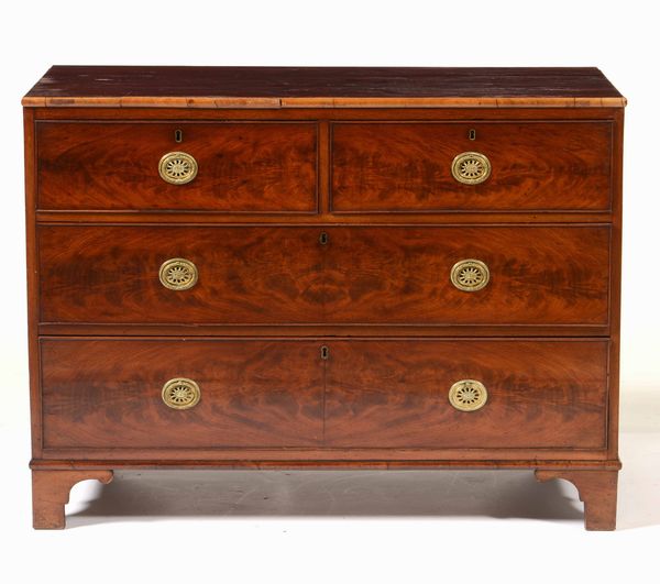 Commode lastronata in piuma di mogano. Inghilterra, XIX secolo  - Asta Antiquariato febbraio - Associazione Nazionale - Case d'Asta italiane
