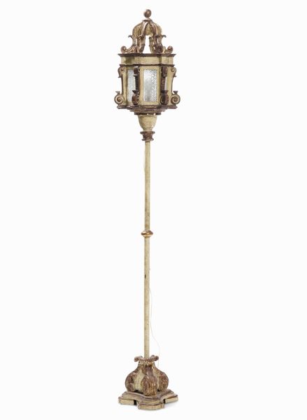 Lampione in legno intagliato e laccato. XIX secolo  - Asta Antiquariato febbraio - Associazione Nazionale - Case d'Asta italiane