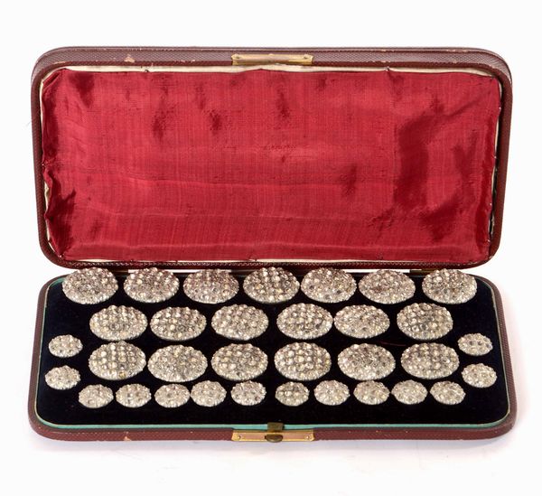 Set di bottoni da livrea in metallo e pietre semipreziose, XIX secolo  - Asta Antiquariato febbraio - Associazione Nazionale - Case d'Asta italiane