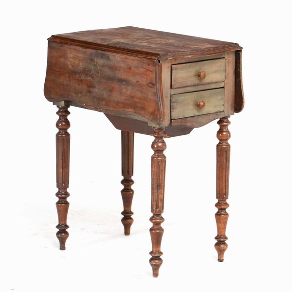 Tavolinetto da lavoro a bandelle in mogano. Inghilterra fine XIX secolo  - Asta Antiquariato febbraio - Associazione Nazionale - Case d'Asta italiane