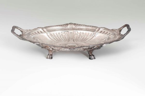 Centrotavola ovale in metallo argentato  - Asta Antiquariato febbraio - Associazione Nazionale - Case d'Asta italiane