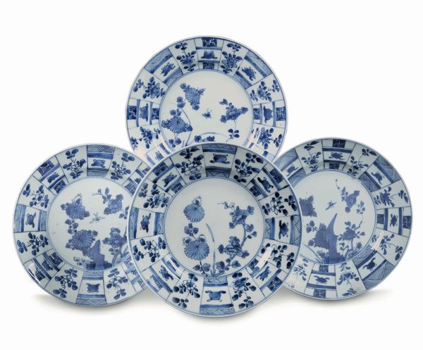 Quattro piatti profondi a parete obliqua, di due misure. Cina dinastia King, era Kangxi (1662-1722)1720 ca  - Asta Antiquariato febbraio - Associazione Nazionale - Case d'Asta italiane