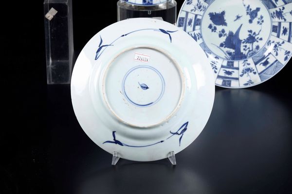 Quattro piatti profondi a parete obliqua, di due misure. Cina dinastia King, era Kangxi (1662-1722)1720 ca  - Asta Antiquariato febbraio - Associazione Nazionale - Case d'Asta italiane