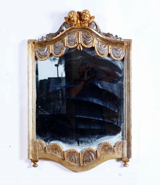 Specchiera in lego intagliato e dorato.  - Asta Antiquariato febbraio - Associazione Nazionale - Case d'Asta italiane