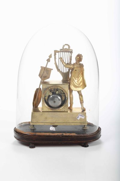 Piccola pendola da tavolo in bronzo dorato, XIX secolo  - Asta Antiquariato febbraio - Associazione Nazionale - Case d'Asta italiane