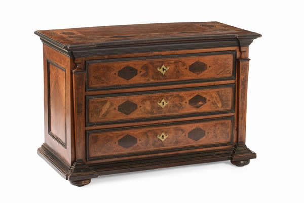 Comò a tre cassetti lastronato ed intarsiato. XVIII secolo  - Asta Antiquariato febbraio - Associazione Nazionale - Case d'Asta italiane