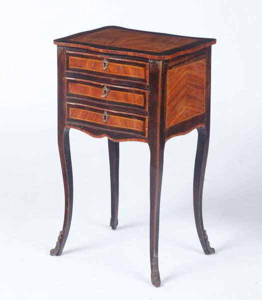 Mobile a tre cassetti in ebano viola e altre essenze.  Francia, stile Luigi XV, XIX secolo  - Asta Antiquariato febbraio - Associazione Nazionale - Case d'Asta italiane