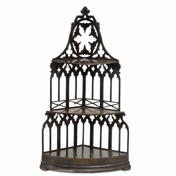 Etagère ad angolo neogotica, legno traforato ed ebanizzato, XIX secolo  - Asta Antiquariato febbraio - Associazione Nazionale - Case d'Asta italiane