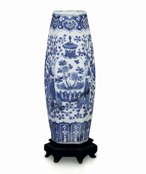Vaso esagonale, Cina dinastia Qing, XIX secolo, era Daoguang (1821-1850 ) – Tongzhi( 1862-1874)  - Asta Antiquariato febbraio - Associazione Nazionale - Case d'Asta italiane
