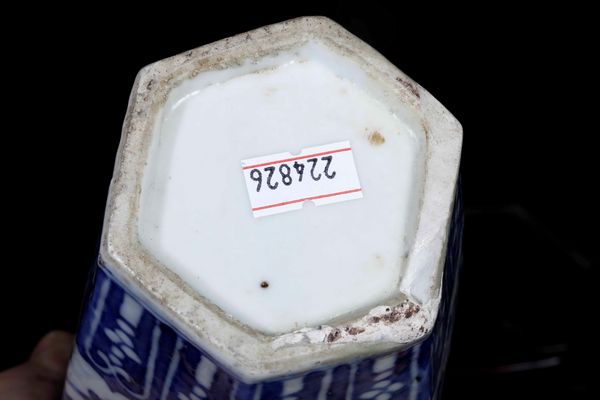 Vaso esagonale, Cina dinastia Qing, XIX secolo, era Daoguang (1821-1850 ) – Tongzhi( 1862-1874)  - Asta Antiquariato febbraio - Associazione Nazionale - Case d'Asta italiane