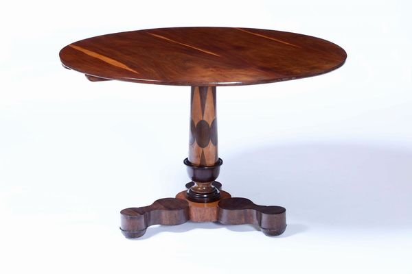 Tavolo circolare lastronato e intarsiato, XIX secolo  - Asta Antiquariato febbraio - Associazione Nazionale - Case d'Asta italiane