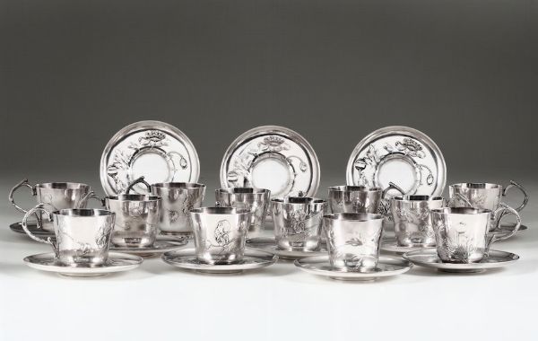 Servizio di 12 tazzine da caffè e 12 piattini in metallo argentato, firmate Orfevreire Gallia Parigi  - Asta Antiquariato febbraio - Associazione Nazionale - Case d'Asta italiane
