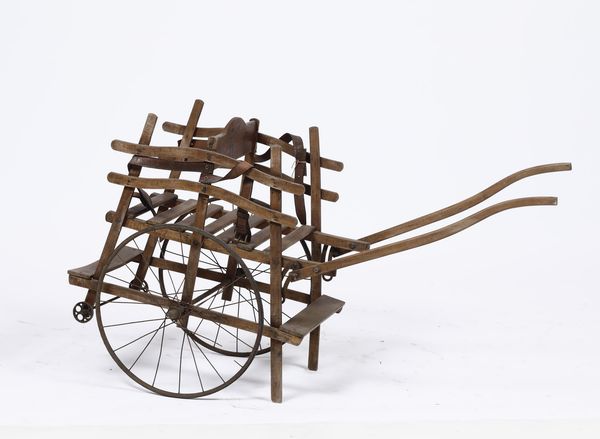 Carrozzina da passeggio per bambini. Legno sagomato, cuoio e ferro. Italia (?) XIX -XX secolo  - Asta Antiquariato febbraio - Associazione Nazionale - Case d'Asta italiane