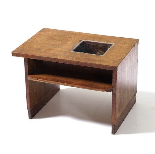 Tavolino con piano reclinabile celante vani, XX secolo  - Asta Antiquariato febbraio - Associazione Nazionale - Case d'Asta italiane