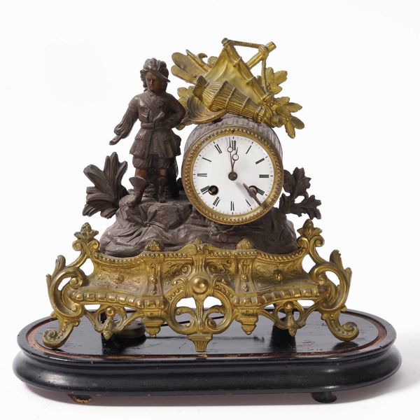 Pendola da tavolo in metallo dorato e patinato.  - Asta Antiquariato febbraio - Associazione Nazionale - Case d'Asta italiane