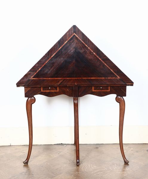 Tavolino da gioco Luigi XV triangolare apribile lastronato e filettato, Genova, metà XVIII secolo  - Asta Antiquariato febbraio - Associazione Nazionale - Case d'Asta italiane