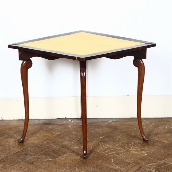 Tavolino da gioco Luigi XV triangolare apribile lastronato e filettato, Genova, metà XVIII secolo  - Asta Antiquariato febbraio - Associazione Nazionale - Case d'Asta italiane