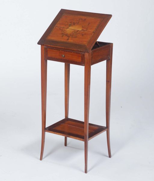 Guéridon lastronato ed intarsiato in varie essenze, Francia, stile Luigi XVI, XIX secolo  - Asta Antiquariato febbraio - Associazione Nazionale - Case d'Asta italiane