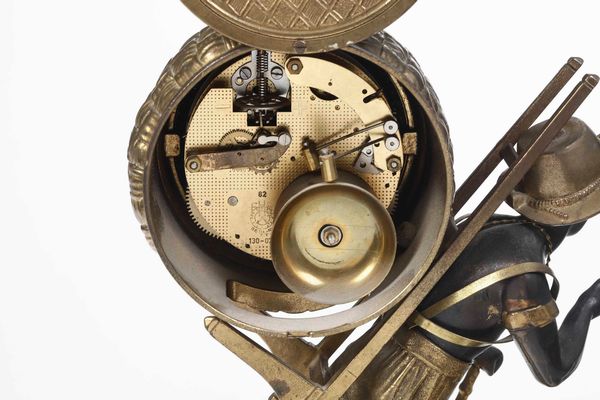 Pendola da tavolo in bronzo dorato e patinato. Italia XX secolo  - Asta Antiquariato febbraio - Associazione Nazionale - Case d'Asta italiane