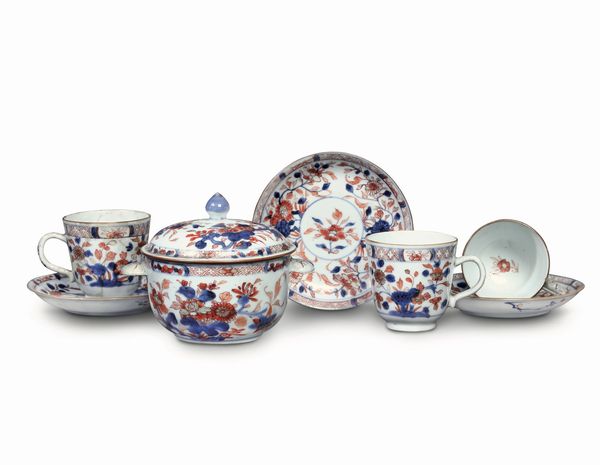 Serie di tre piattini a parete curva, tre tazzine a calice con ansa e una terrina piccola con coperchio. Cina , dinastia Qing, era Yongzheng (1723-1735)  - Asta Antiquariato febbraio - Associazione Nazionale - Case d'Asta italiane