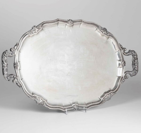 Guantiera ovale in metallo argentato e sagomato  - Asta Antiquariato febbraio - Associazione Nazionale - Case d'Asta italiane