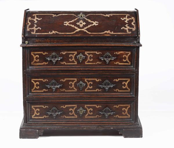 Piccola ribaltina a tre cassetti in legno intarsiato, XVIII-XIX secolo  - Asta Antiquariato febbraio - Associazione Nazionale - Case d'Asta italiane