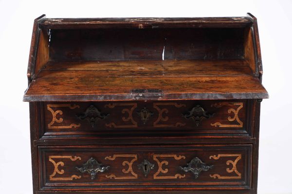 Piccola ribaltina a tre cassetti in legno intarsiato, XVIII-XIX secolo  - Asta Antiquariato febbraio - Associazione Nazionale - Case d'Asta italiane