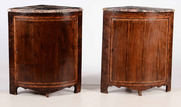 Coppia di mobili angolari ad un'anta e piani in marmo, XIX secolo  - Asta Antiquariato febbraio - Associazione Nazionale - Case d'Asta italiane