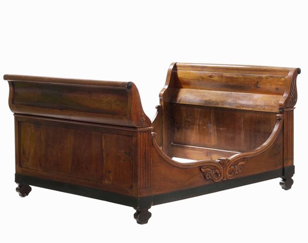 Letto a barca in legno intagliato. XIX secolo  - Asta Antiquariato febbraio - Associazione Nazionale - Case d'Asta italiane