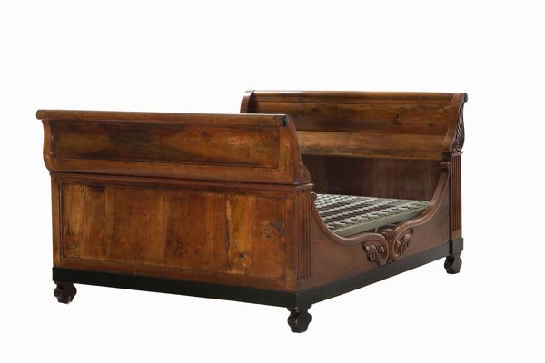 Letto a barca in legno intagliato. XIX secolo  - Asta Antiquariato febbraio - Associazione Nazionale - Case d'Asta italiane