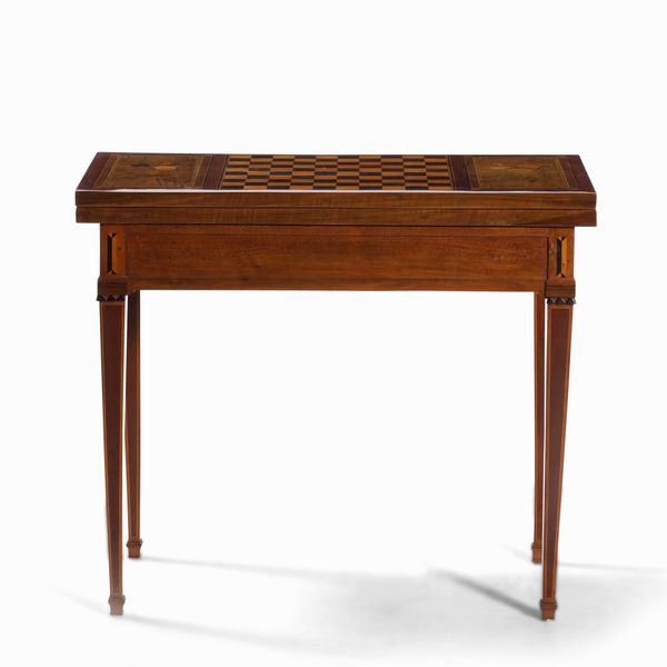 Tavolino da gioco Luigi XVI in legno lastronato ed intarsiato con scacchiera. XVIII-XIX secolo  - Asta Antiquariato febbraio - Associazione Nazionale - Case d'Asta italiane