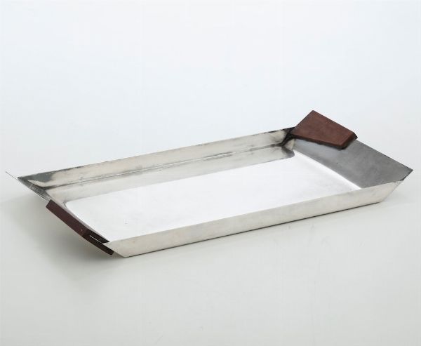 Vassoio in metallo argentato con due anse in legno. Francia, Produzione Christofle, XX secolo  - Asta Antiquariato febbraio - Associazione Nazionale - Case d'Asta italiane