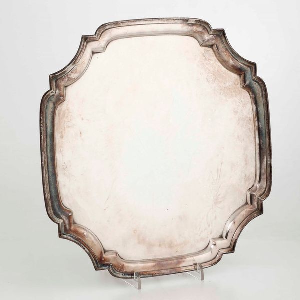 Vassoio in rame argentato e sagomato. XX secolo  - Asta Antiquariato febbraio - Associazione Nazionale - Case d'Asta italiane