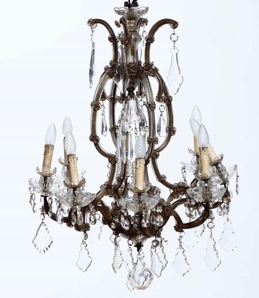 Lampadario a otto luci con struttura in ottone, vetro incolore, bobeches e pendenti. XX secolo  - Asta Antiquariato febbraio - Associazione Nazionale - Case d'Asta italiane
