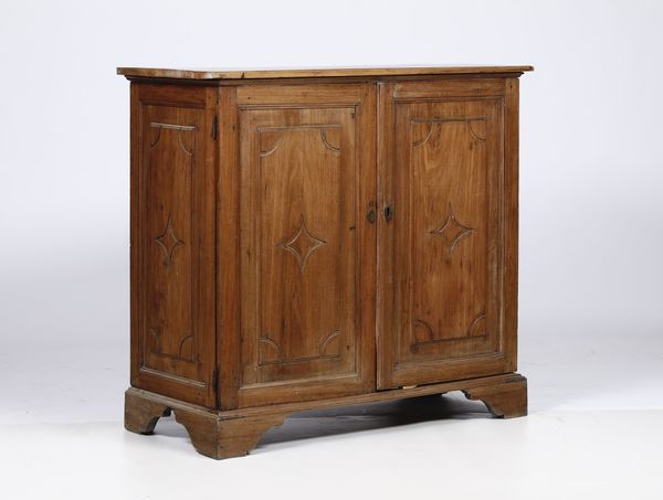 Mezzo armadio in noce a due ante, XVIII-XIX secolo  - Asta Antiquariato febbraio - Associazione Nazionale - Case d'Asta italiane