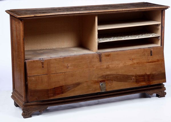 Mobile in noce a quattro finti cassetti ribaltabili, XVIII-XIX Secolo  - Asta Antiquariato febbraio - Associazione Nazionale - Case d'Asta italiane