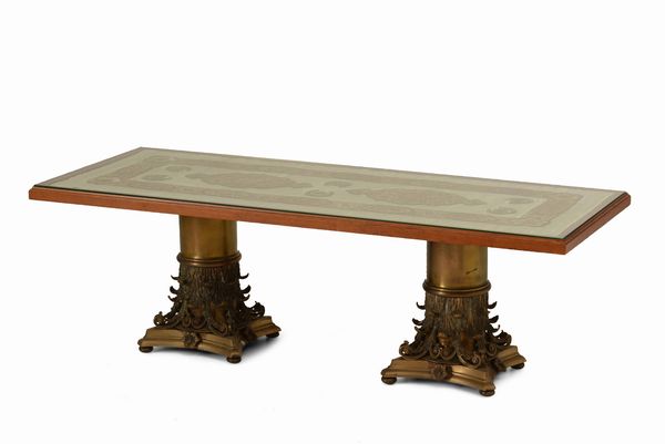 Tavolo basso rettangolare con piano formato da stoffa sottovetro, basi a capitello in metallo dorato. Stile antico, Secolo XX  - Asta Antiquariato febbraio - Associazione Nazionale - Case d'Asta italiane