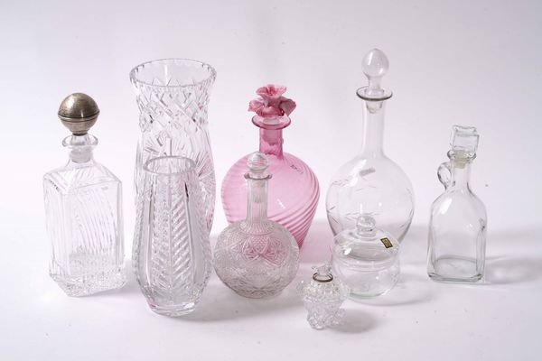 Lotto composto da varie bottiglie, vasi e oggetti in vetro  - Asta Antiquariato febbraio - Associazione Nazionale - Case d'Asta italiane