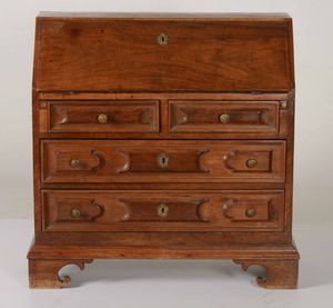 Ribalta a due cassetti pannellati, XX secolo  - Asta Antiquariato febbraio - Associazione Nazionale - Case d'Asta italiane