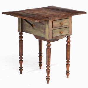 Tavolinetto da lavoro a bandelle in mogano. Inghilterra fine XIX secolo  - Asta Antiquariato febbraio - Associazione Nazionale - Case d'Asta italiane