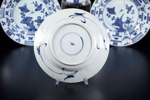 Quattro piatti profondi a parete obliqua, di due misure. Cina dinastia King, era Kangxi (1662-1722)1720 ca  - Asta Antiquariato febbraio - Associazione Nazionale - Case d'Asta italiane