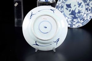 Quattro piatti profondi a parete obliqua, di due misure. Cina dinastia King, era Kangxi (1662-1722)1720 ca  - Asta Antiquariato febbraio - Associazione Nazionale - Case d'Asta italiane