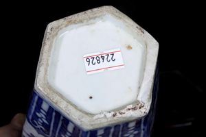 Vaso esagonale, Cina dinastia Qing, XIX secolo, era Daoguang (1821-1850 ) – Tongzhi( 1862-1874)  - Asta Antiquariato febbraio - Associazione Nazionale - Case d'Asta italiane