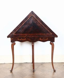 Tavolino da gioco Luigi XV triangolare apribile lastronato e filettato, Genova, metà XVIII secolo  - Asta Antiquariato febbraio - Associazione Nazionale - Case d'Asta italiane