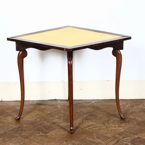 Tavolino da gioco Luigi XV triangolare apribile lastronato e filettato, Genova, metà XVIII secolo  - Asta Antiquariato febbraio - Associazione Nazionale - Case d'Asta italiane