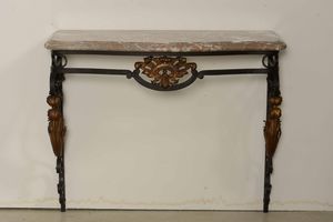 Coppia di consoles in ferro e metallo dorato, piano in marmo. Francia, Napoleone III  - Asta Antiquariato febbraio - Associazione Nazionale - Case d'Asta italiane