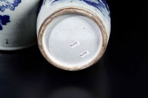 Coppia di vasi, Cina dinastia Qing, XIX secolo, era Daoguang (1821-1850), Tongzhi (1862-1874)  - Asta Antiquariato febbraio - Associazione Nazionale - Case d'Asta italiane