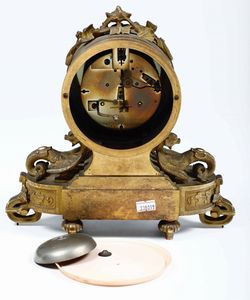 Pendola da tavolo in bronzo dorato e placche in porcellana di Sevres. James and Walter Marshall of Paris, Francia XIX secolo  - Asta Antiquariato febbraio - Associazione Nazionale - Case d'Asta italiane