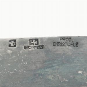 Vassoio in metallo argentato con due anse in legno. Francia, Produzione Christofle, XX secolo  - Asta Antiquariato febbraio - Associazione Nazionale - Case d'Asta italiane