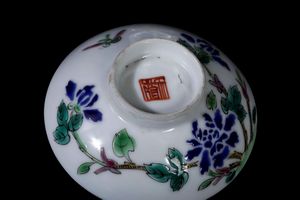 Tazza da tè con coperchio e piattino. Cina, Dinastia Qing, era Daoguang (1821-1850 )  - Asta Antiquariato febbraio - Associazione Nazionale - Case d'Asta italiane